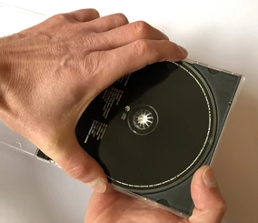 Illustratie van correcte omgang met cd uit handleiding Philips CD100