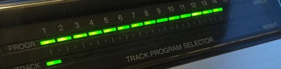 Display van Philips CD100 cd-speler met 14 geprogrammeerde tracks (groen oplichtende leds)